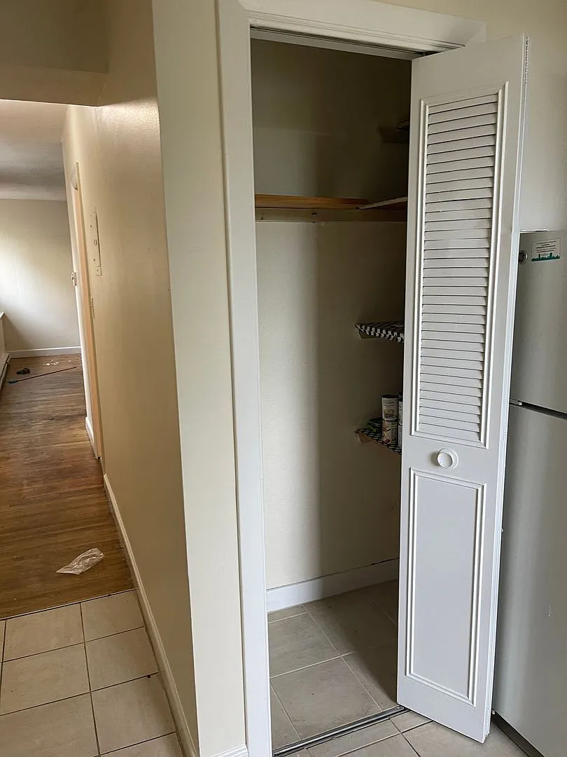 2 Free Month Spacious Sunny Studio School Building Conversion Utilities Included No Fee Students ... — Photo 2