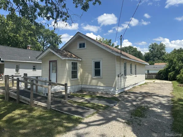 3241 Shaw St, Burton, MI 48529