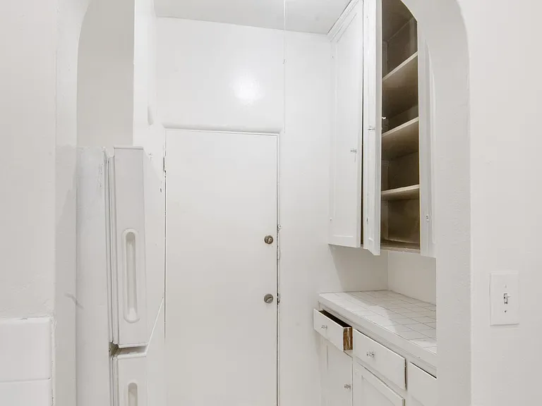 Euclid Apartments — Photo 18