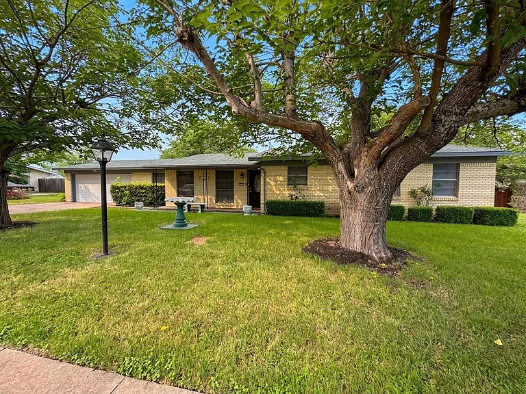 605 Bellaire Dr — Photo 3