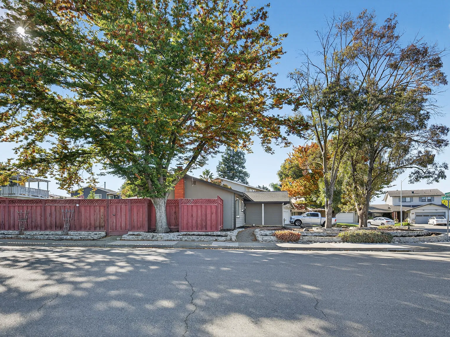 3 bed, 1370 sqft, $4,350 — Photo 3