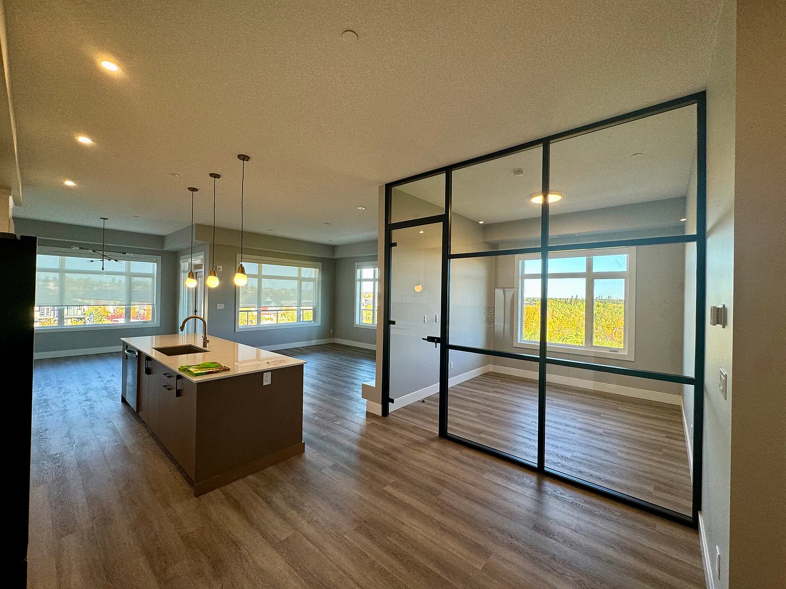 2 Bed 2 Bath Luxury Apartment SW Edmonton — Photo 2