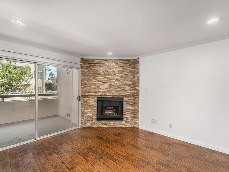 5520 Owensmouth Ave #108 — Photo 4