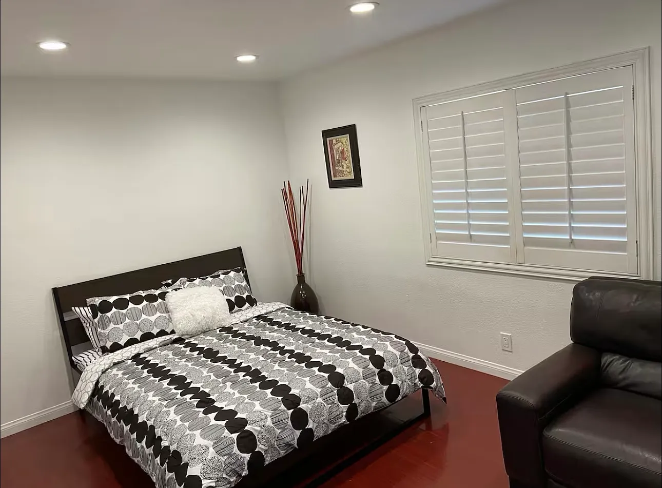 4 bed, 1386 sqft, $9,300 — Photo 3