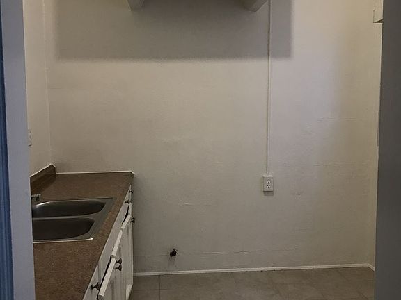 3rd image of 946 S Burlington Ave APT 108