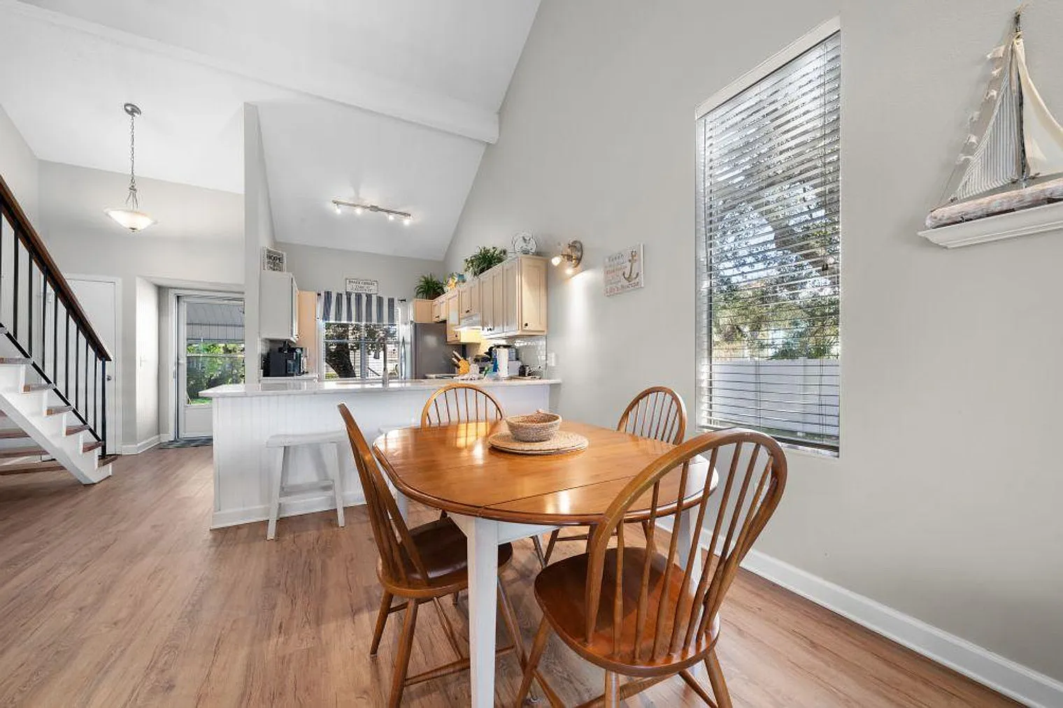 3 bed, 2.0 bath, 1259 sqft, $3,431 — Photo 4
