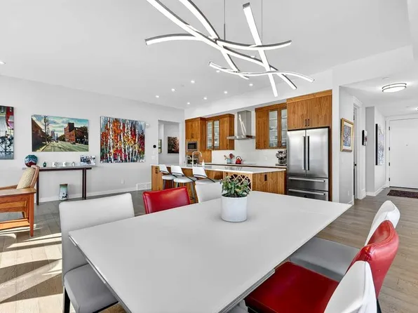 21 E Lebel Cres NW #402, Calgary, AB T3B 6L9