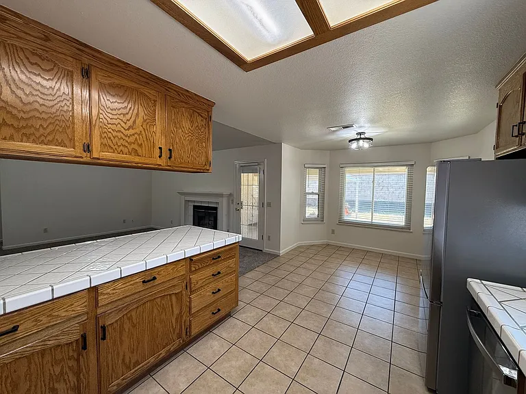 2136 Southgate Dr — Photo 16
