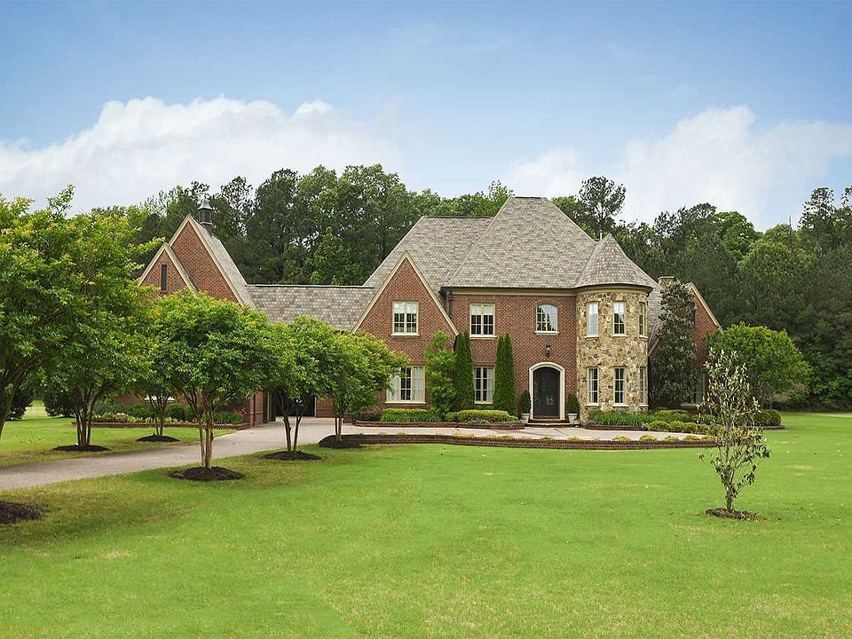 1st image of 305 Lexington Manor Ln