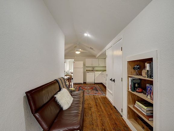 4th image of 1214 W Hopkins St APT B