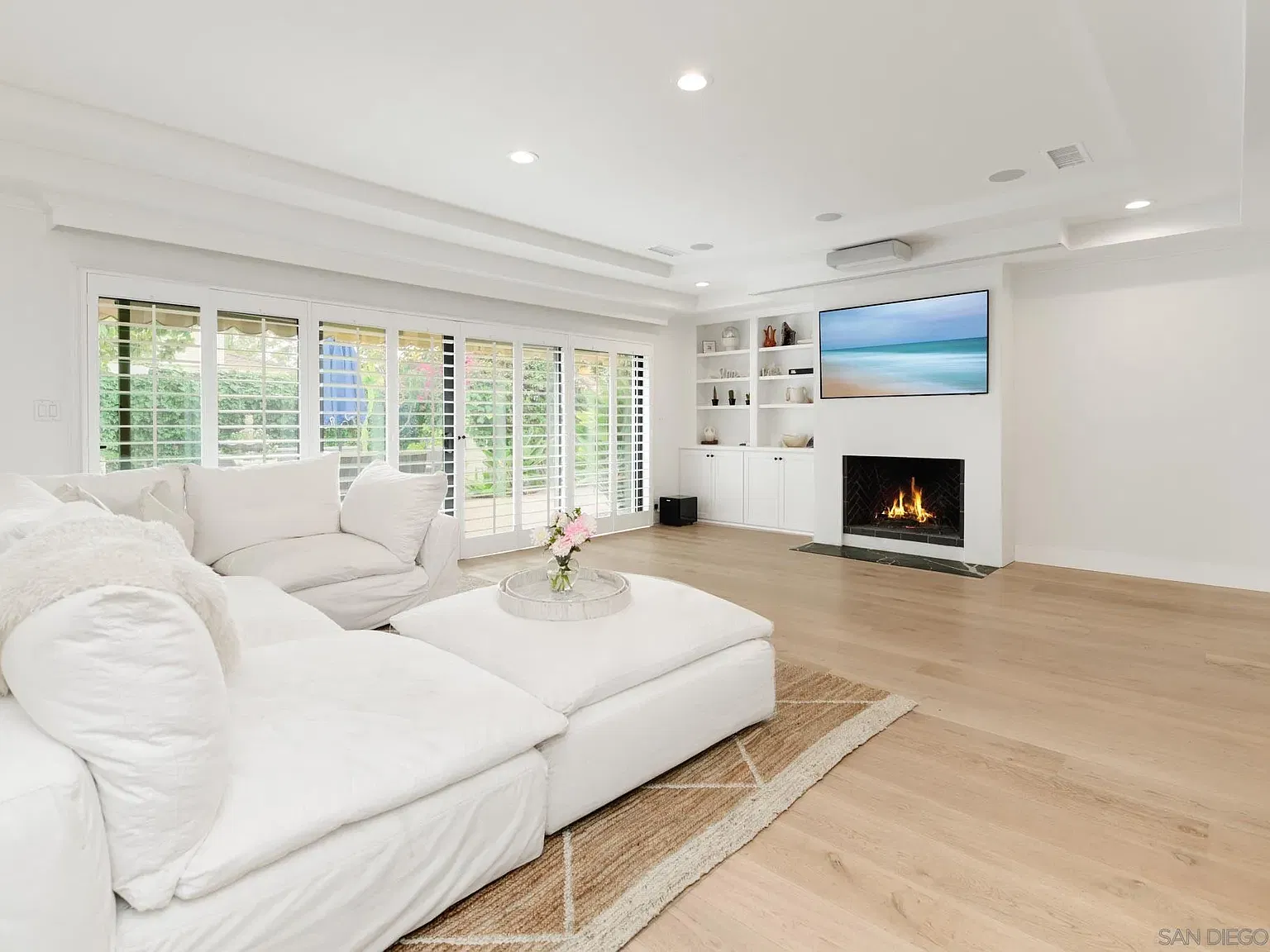 2 bed, 2.0 bath, 1659 sqft, $9,495 — Photo 4
