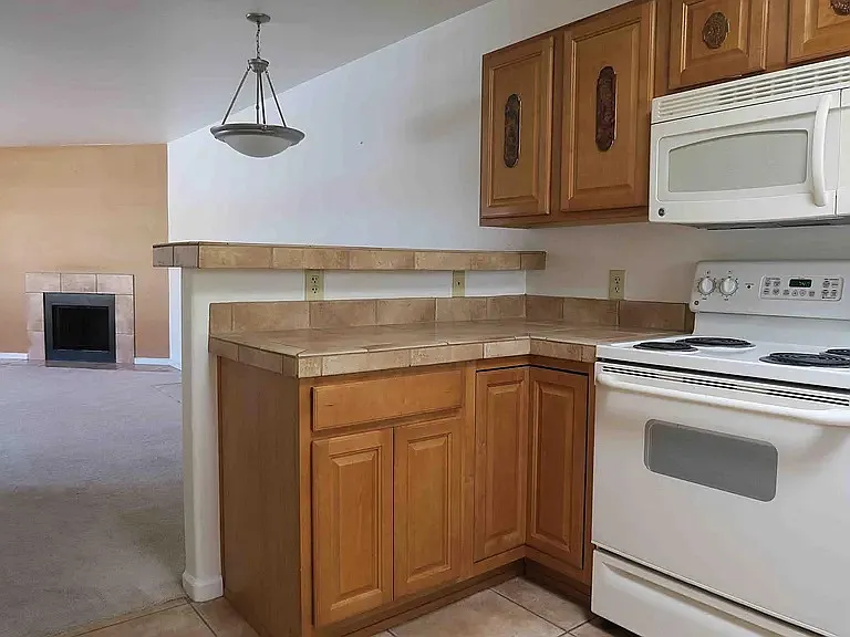 2 bed, 969 sqft, $1,550 — Photo 2