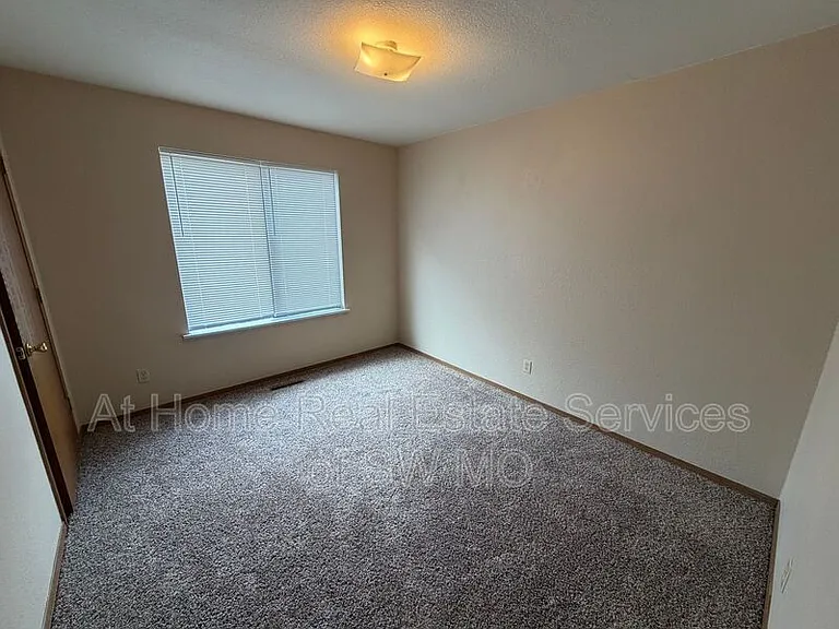 739 E Bain St — Photo 5