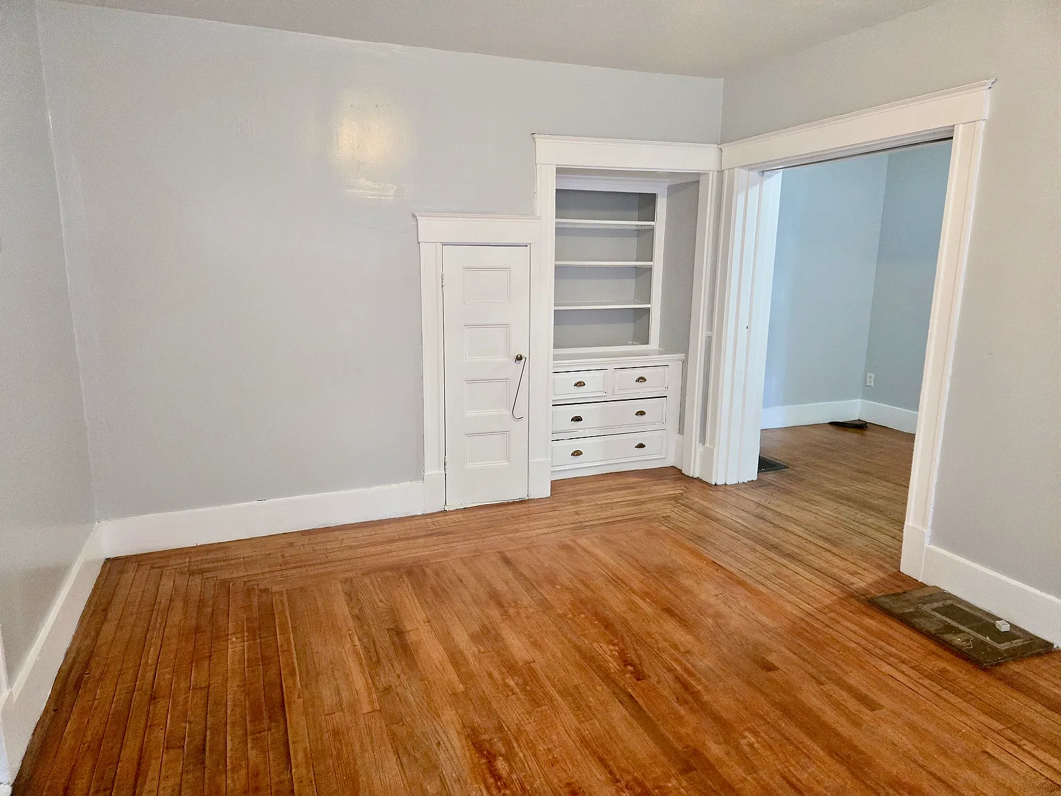 5 bed, 2100 sqft, $2,900 — Photo 3