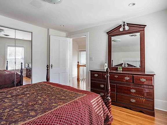 4th image of 15 Queen St