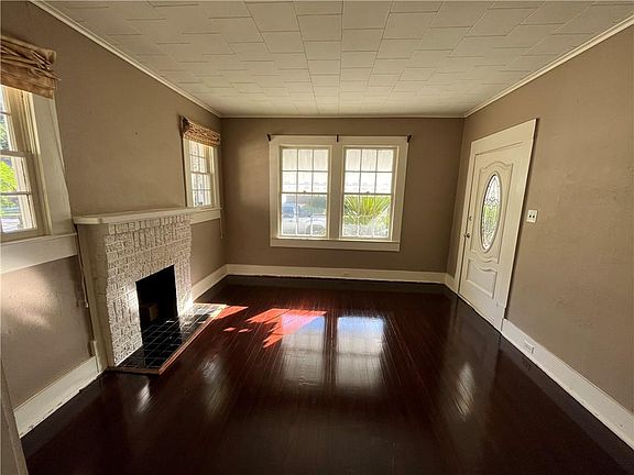 3rd image of 211 Hazel St