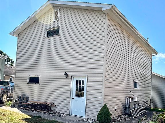 5th image of 608 E North St