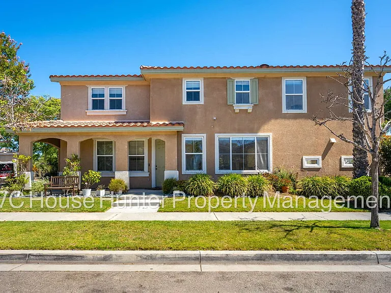 708 Entrada Dr — Photo 2