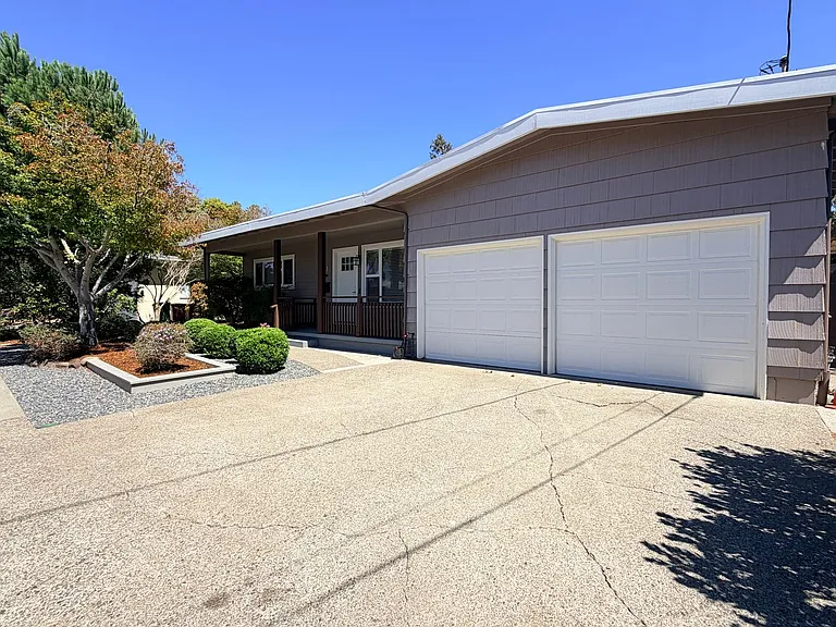 11 Birch Ave — Photo 2