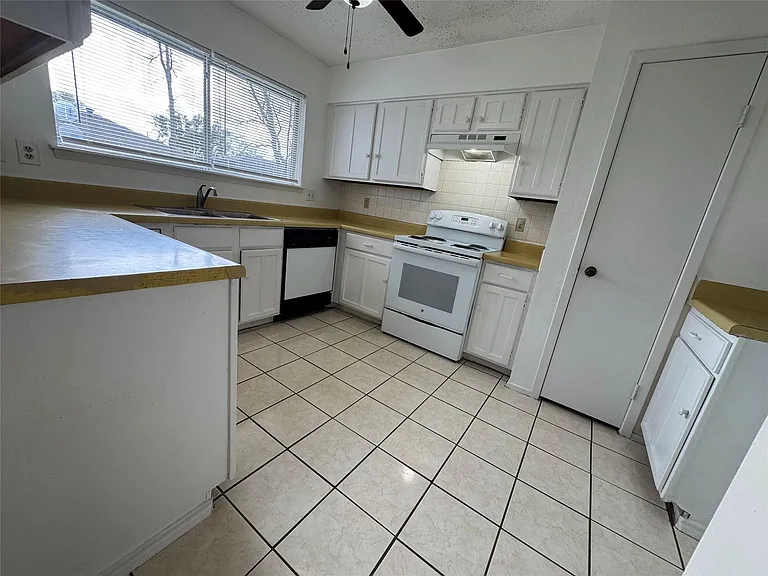 4703 Rivertree Ln — Photo 9