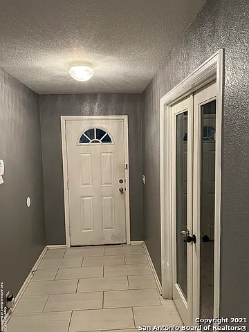 4 bed, 2.5 bath, 2431 sqft, $2,100 — Photo 2