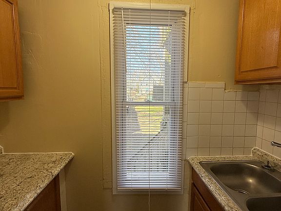 4th image of 34 Hallock St Unit 1