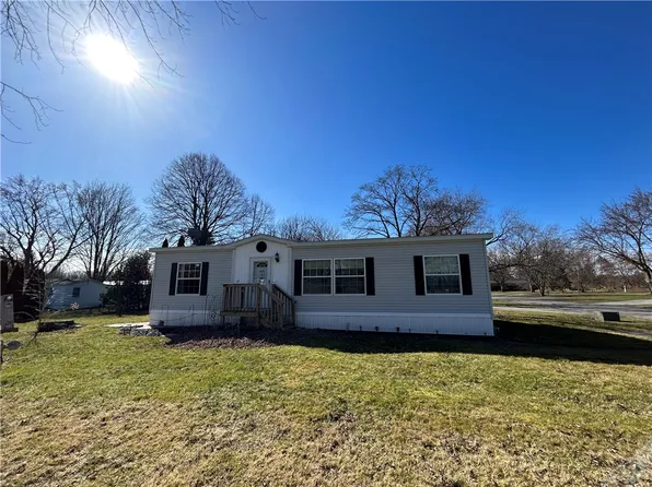 82 Prestige Dr, Clifton Springs, NY 14432