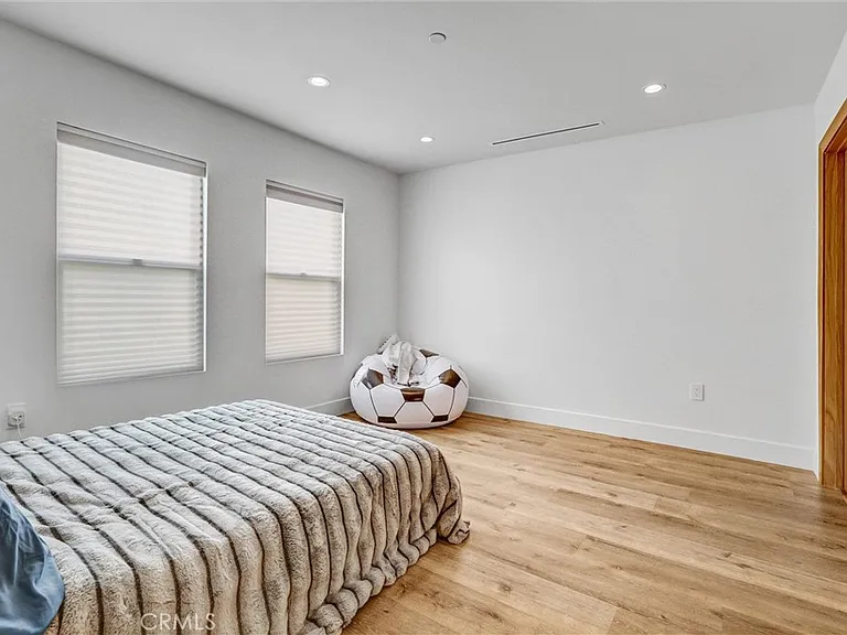6900 Corbin Ave — Photo 14