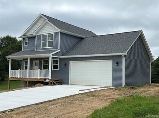 1082 Red Barn Dr, Oxford, MI 48371