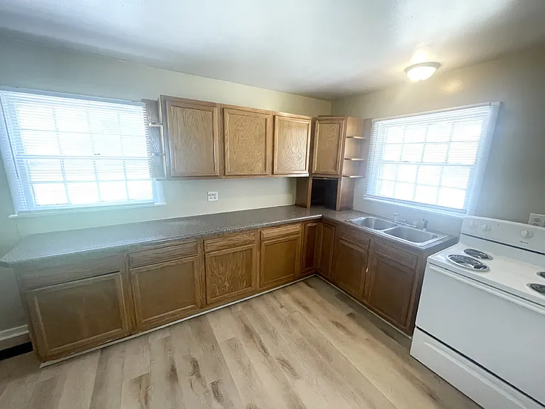 1524 N Chester Ave — Photo 3