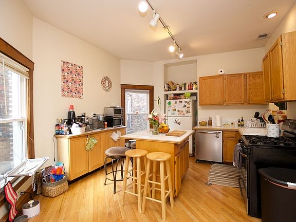 2nd image of 1026 W Dakin St Unit 3