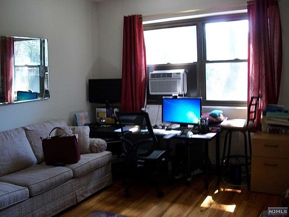 4th image of 421 Park Pl APT 2G