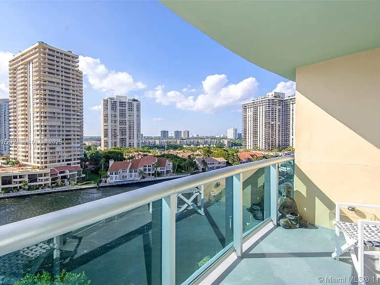 19390 Collins Ave #1121 — Photo 2