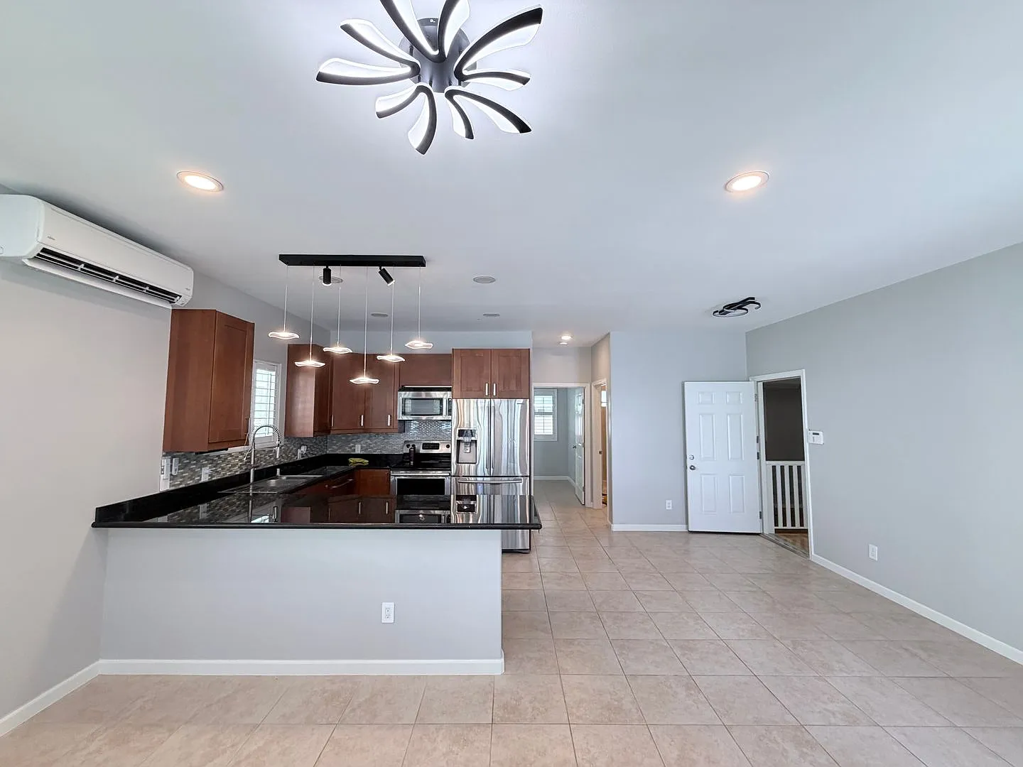 Newly Updated! 2 Bedroom 1 Bathroom 2 parking/storage/3 split Acs in Kaimuki 18th Ave! — Photo 3