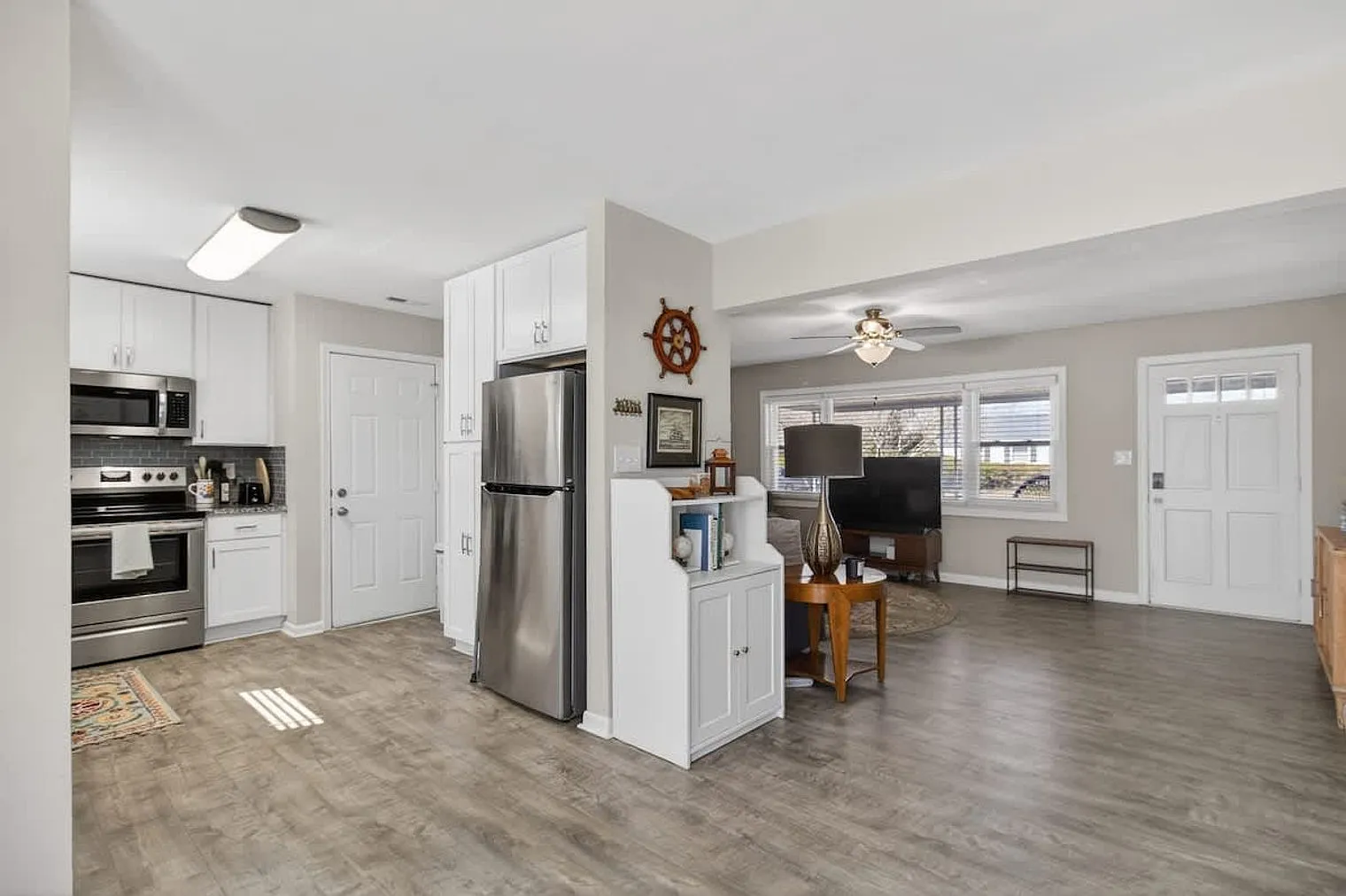 3 bed, 2.0 bath, 1367 sqft, $3,710 — Photo 3