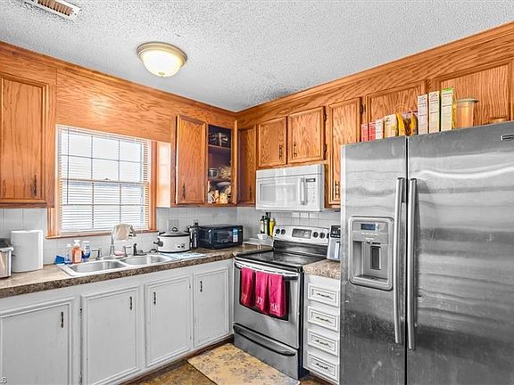 4th image of 245 Olde Vineyard Ct