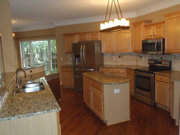 3rd image of 174 Fernbrook Dr