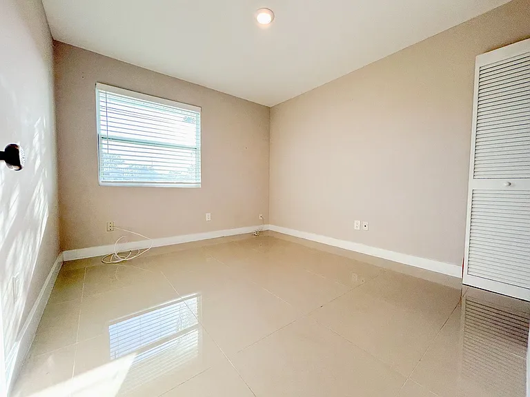 967 SW Aviation Ave — Photo 27