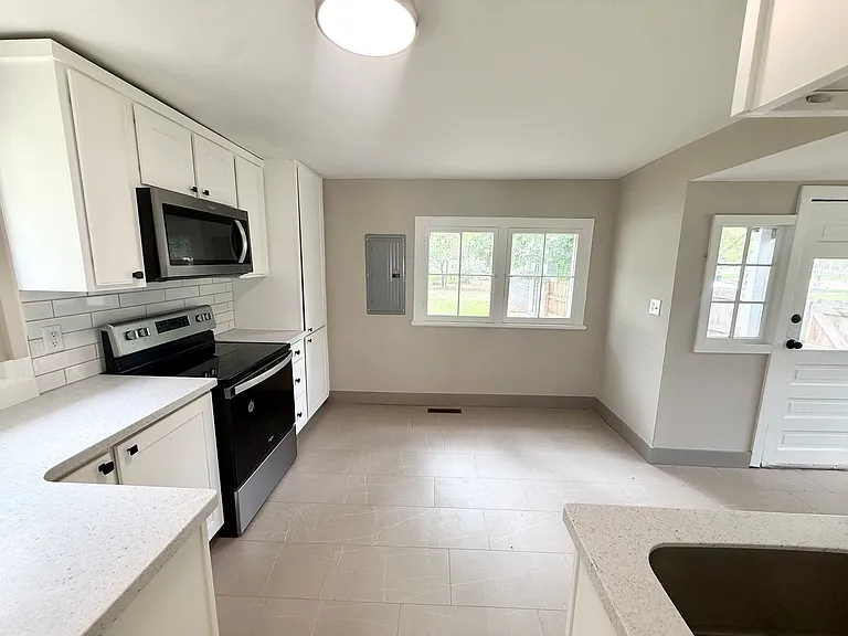 460 W 4th St — Photo 12