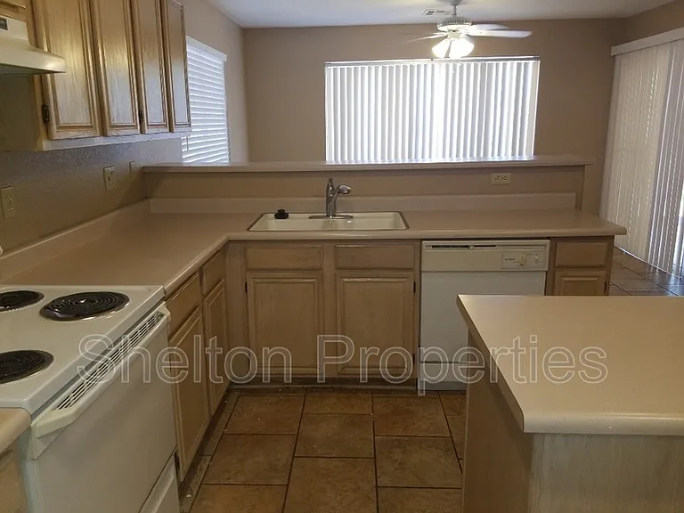 6822 W Louise Dr — Photo 7