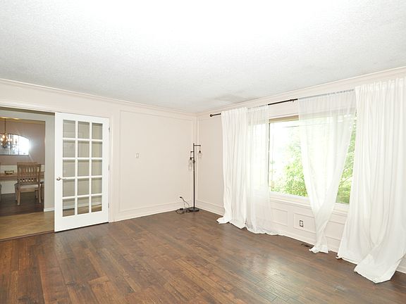3rd image of 931 W 79th St