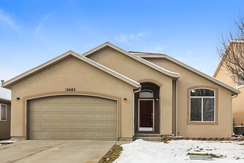 6 bed, 3.0 bath, 2888 sqft, $3,230 — Photo 1