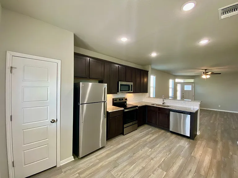 321 Caleb Ct — Photo 6