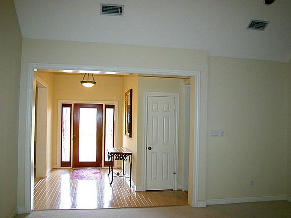4th image of 121 Lakeside Dr