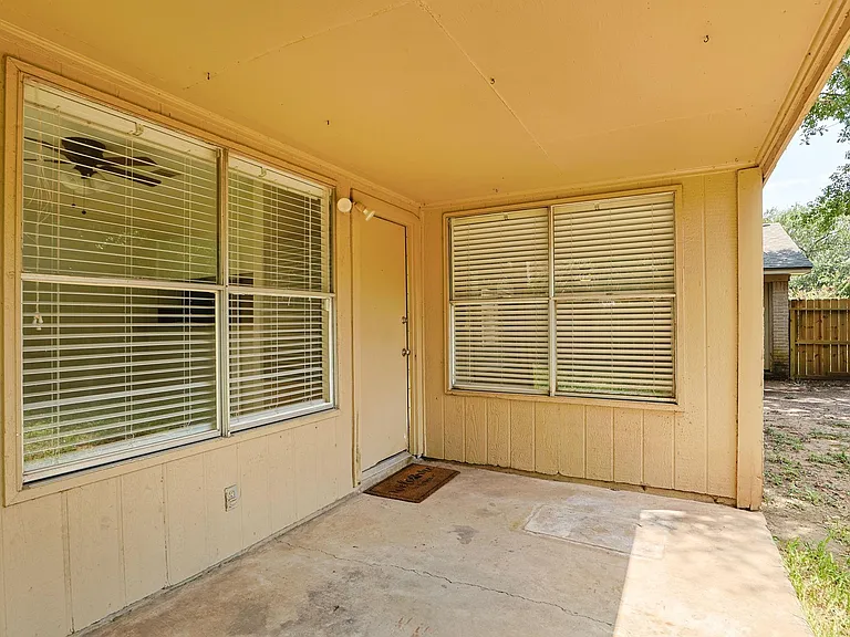22318 Fincastle Dr — Photo 34