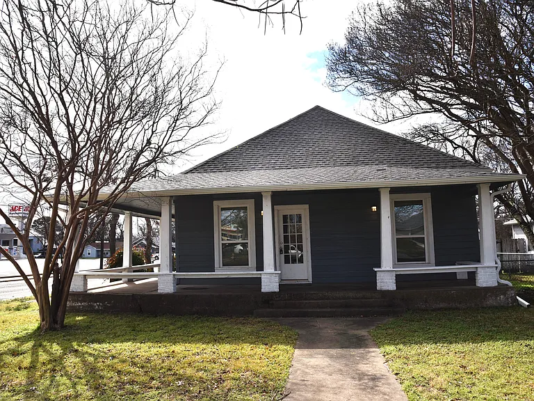 900 W Chestnut St — Photo 1