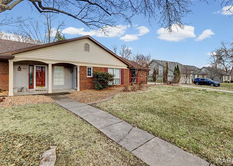 1st image of 10 Ginger Lake Dr W