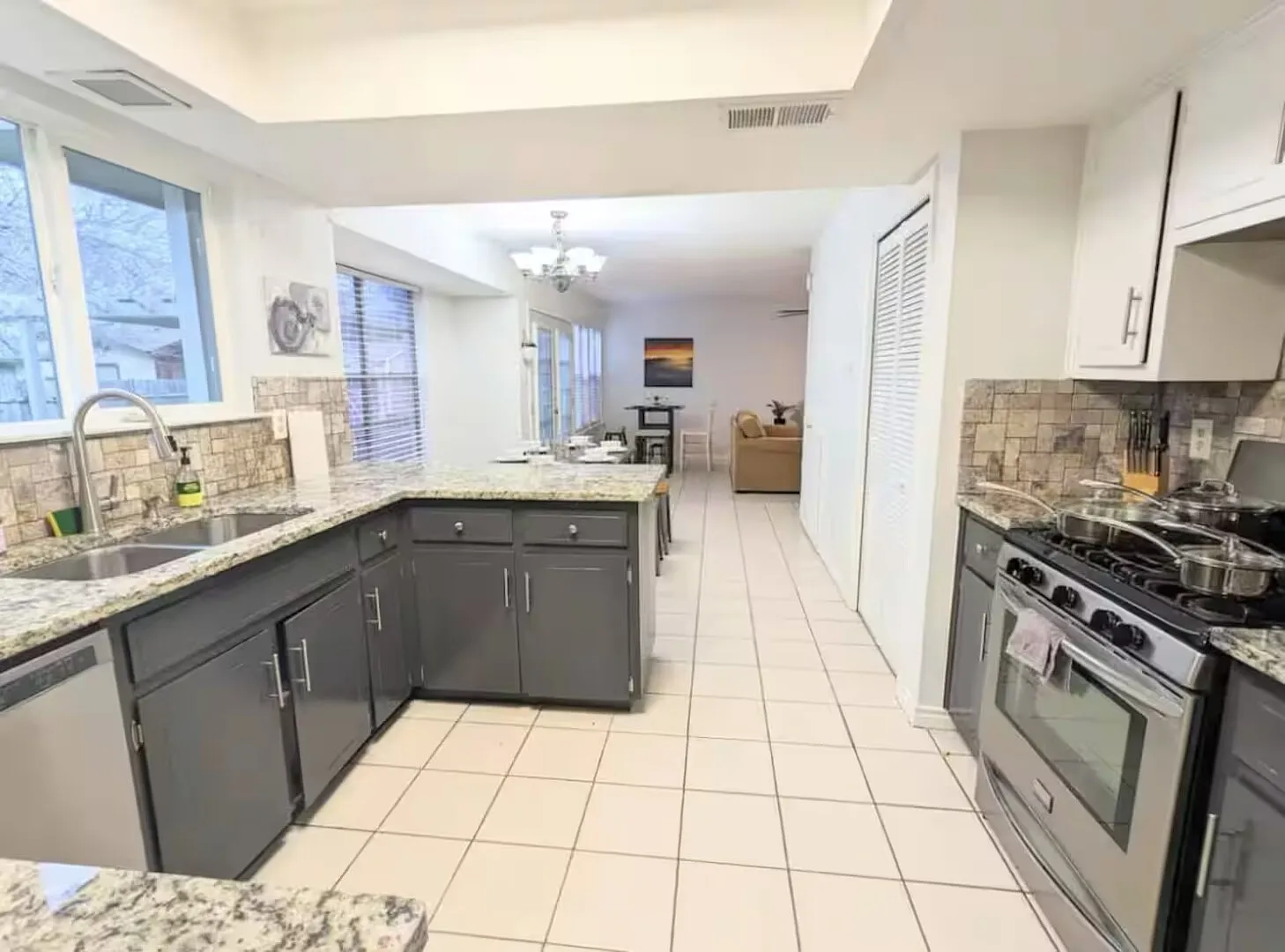 5BR Home in S. Austin! Near Everything! — Photo 4