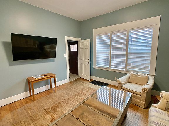 3rd image of 512 Harriet Ln