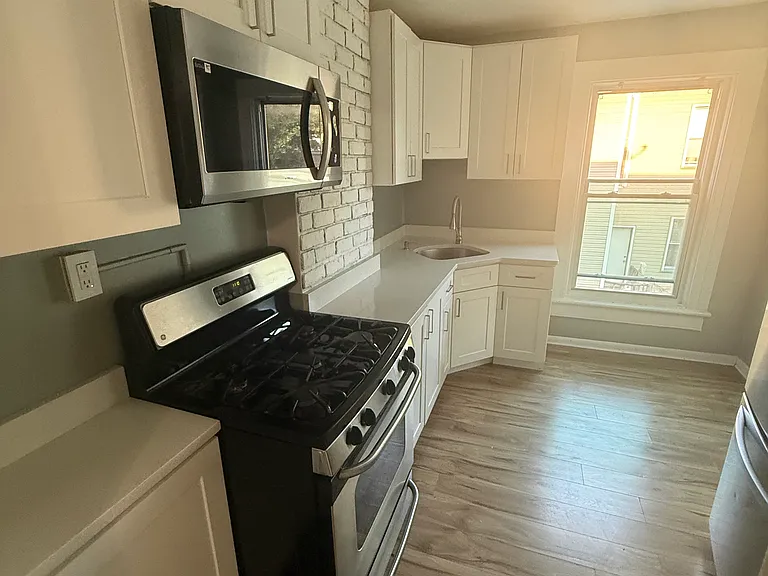 61 Lake St #2 — Photo 2